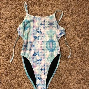Jolyn 1-piece tie-back